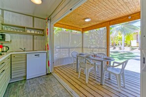 A compact kitchen with a dishwasher, a microwave, and a coffee maker. - Ô ti Zagaya - Clim - Piscines et plage (Le Vauclin)