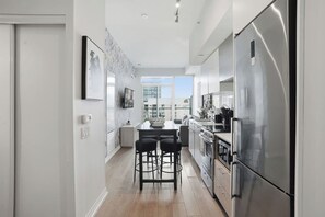Private kitchen - City View Condo, Walk to Eaton Centre, Sleeps 6! | Parking Available (Toronto)