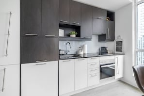 Private kitchen - CN Tower Views, Gym, Hot Tub, Prime Location (Toronto)