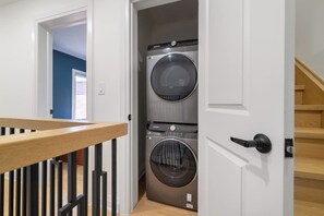 Interior - Designer Trinity Bellwoods Gem Sleeps 12 Arcade | Parking Available (Toronto)