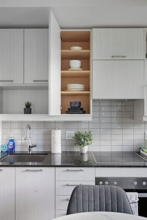 Private kitchen - Stylish TO Condo CN Tower View Walk Score 99 | Parking Available (Toronto)