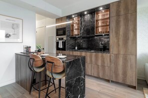 Private kitchen - Yorkville Elegance 1BR Retreat | Parking Available (Toronto)