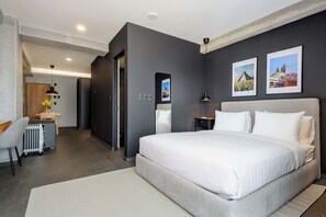 A modern bedroom with a large bed, a desk, and a chair. - w* | Enchanting Loft w/ Balcony in Tabacalera (Ciudad de México)