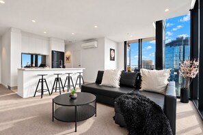 Un appartement moderne comprenant une cuisine, un coin repas et un salon.