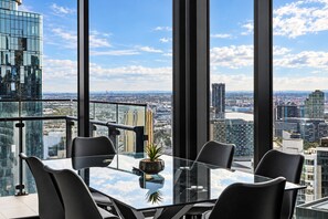 Dining - Skyline Noir City Views near Melbourne Highlights (Melbourne)