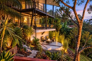 A modern house with a balcony, outdoor seating, and a fire pit. - Vista Dorada: Spacious 2BR Retreat with Breathtaking Mountain & Sunset Views (San Ramon)