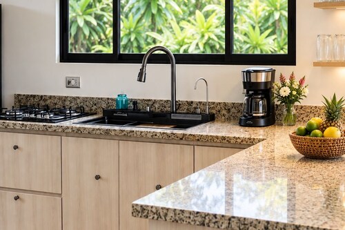 Vista Dorada: Spacious 2BR Retreat with Breathtaking Mountain & Sunset Views