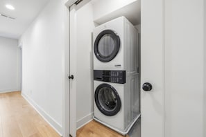 Washer and Dryer available for use. - Rooftop Deck with BBQ & TV, 3 Miles to Downtown, Garage (Nashville)