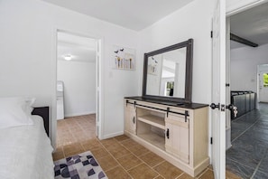 Room - Spacious 3BR w/ Fenced Yard, Near Austin Downtown (Austin)
