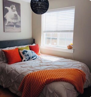 A bedroom with a bed, pillows, a blanket, a wall-mounted picture, and a window with blinds. - Mr. Fatness Home: A puurrrfet place to relax & make unique memories 🐾🐈🥰 (Kittitas)