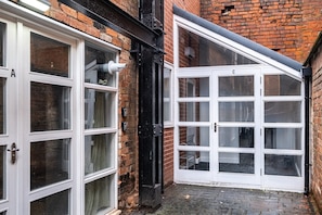 Exterior detail - The Vittoria | 2 BR | Wi-Fi | Workspace | Contractors/Leisure (Birmingham)