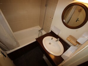 A bathroom with a bathtub, a sink, a mirror, and a towel rack. - Quiet apartment with terrace - 4 guests (Villarodin-Bourget)