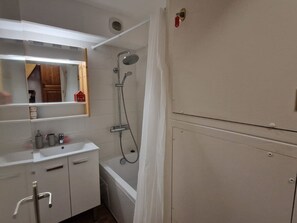 A compact bathroom with a shower, a mirror, and a sink. - 3-room apartment, south balcony - 6 guests (Modane)