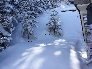 A snow-covered landscape with trees and a wooden structure. - Quiet apartment, forest - 4 guests (Villarodin-Bourget)