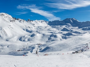 A snow-covered mountain landscape with ski lifts and a ski resort. - Luxury apartment with parking - 6 guests (Val-d'Isère)