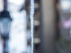 Primer plano de una cascada de hielo transparente colgando de una estructura.