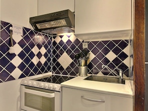 A kitchen with a stove, oven, and sink. - Charming south-facing studio - 3/4 guests (La Plagne)