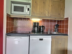 A compact kitchen with a microwave, coffee maker, and dishwasher. - Charming duplex, slopes view - 4 guests (Belle Plagne)