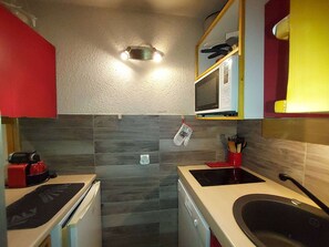 A compact kitchen with a microwave, a toaster, and a sink. - Bright studio at the foot of the slopes (Valmorel)