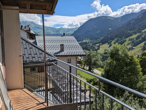 A balcony with a view of a mountainous landscape. - Cozy apartment, pets welcome, Mt Blanc view (Hauteluce)