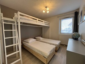 A bunk bed room with a ladder, a desk, and a globe. - Peaceful apartment in the village center - 5 guests (Villard-de-Lans)