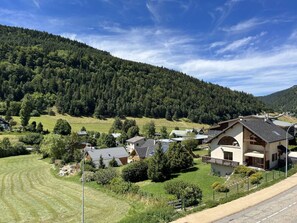 A rural village with houses surrounded by lush greenery and a forested hill. - Comfortable studio with balcony - 4 guests (Villard-de-Lans)