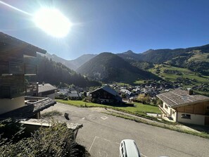 A mountain village with traditional buildings, a clear sky, and a view of the surrounding hills. - Spacious apartment, pets allowed - 8 guests (Arêches-Beaufort)