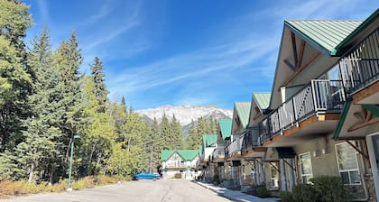 2-Bedroom Townhouse Near Banff Gate