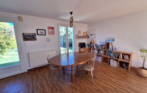 Dining - Getaway in Northern Brittany: House with a garden, 1 km from the sea and with access to the GR34 trail (Plougasnou)