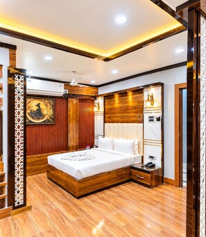 Une chambre moderne avec un lit en bois, une table de chevet et un climatiseur fixé au mur.