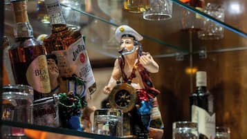 Eine Bar mit verschiedenen Flaschen und einer dekorativen Figur.
