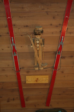 A wooden wall with a wooden figure holding skis and a sign that reads 'WOODY'. - Mammoth Love Nest – Mammoth Lakes (Mammoth Lakes)