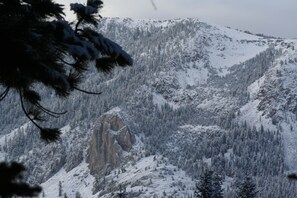 A snow-covered mountain landscape with dense forests and a prominent rock formation. - Mammoth Love Nest – Mammoth Lakes (Mammoth Lakes)