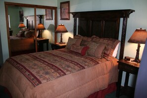 A bedroom with a large bed, two bedside tables, a mirror, and a dresser. - Mammoth Love Nest – Mammoth Lakes (Mammoth Lakes)