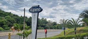 Señal del Motel Alpine con una carretera al fondo.