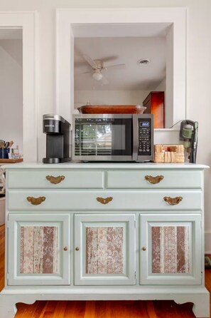 Interior - Quaint little cottage nestled in the heart of East Hill! (Pensacola)