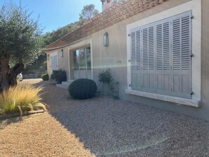 A house with a gravel driveway, a large window with shutters, and a tree to the left. - Luxury Villa in Provence in the Verdon Regional Park and Among Lavender Fields (allemagne en provence)