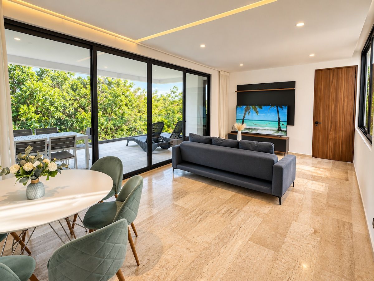 Una sala de estar moderna con un sofá, una mesa de comedor con sillas y un televisor.