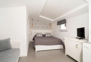 A bedroom with a bed, a TV, a desk, and a chair. - Relais Cacace by Espresso Rentals (Massa Lubrense)