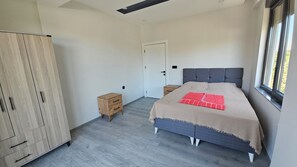 A bedroom with a bed, wardrobe, bedside tables, and a window. - The Mini Antalya Holiday Flat (Muratpaşa)