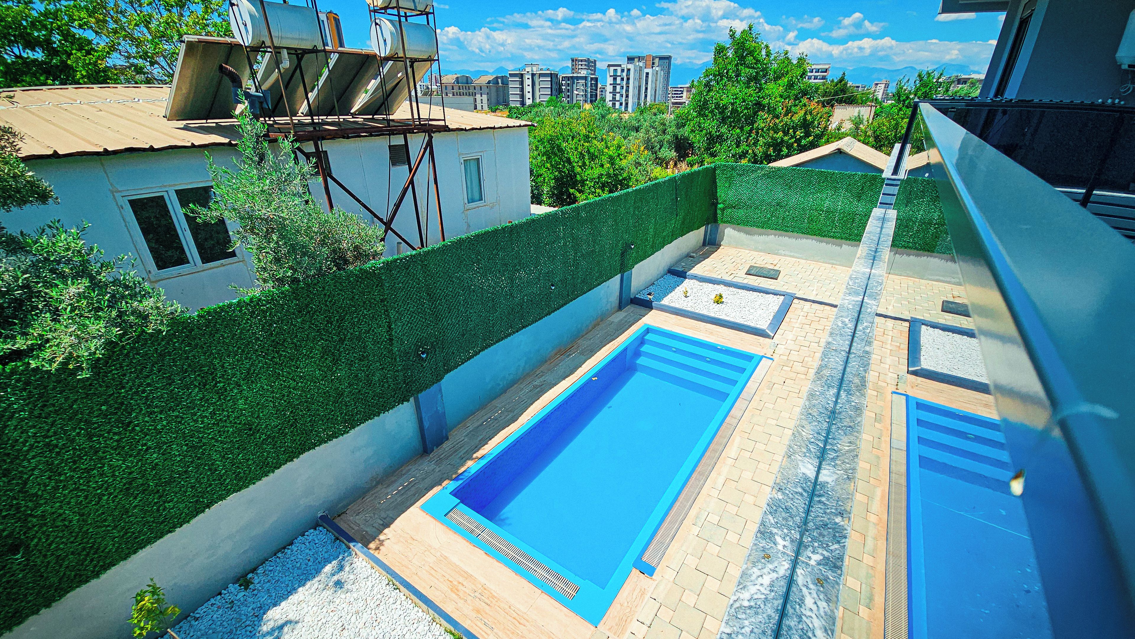 Una piscina en la azotea con vista al paisaje urbano.