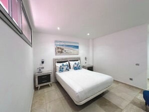 A bedroom with a bed, nightstands, a painting, and a tiled floor. - EstrellaDelSur/OceanWiew/Heatpool/By Kalmacanaria (Mogán)