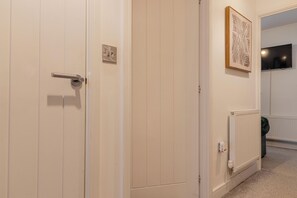 Bright, tidy hallway with modern finishes and stylish decor - Gemstone Diamond - Coop LIVE - Etihad - Free Parking - Pool table (Greater Manchester)