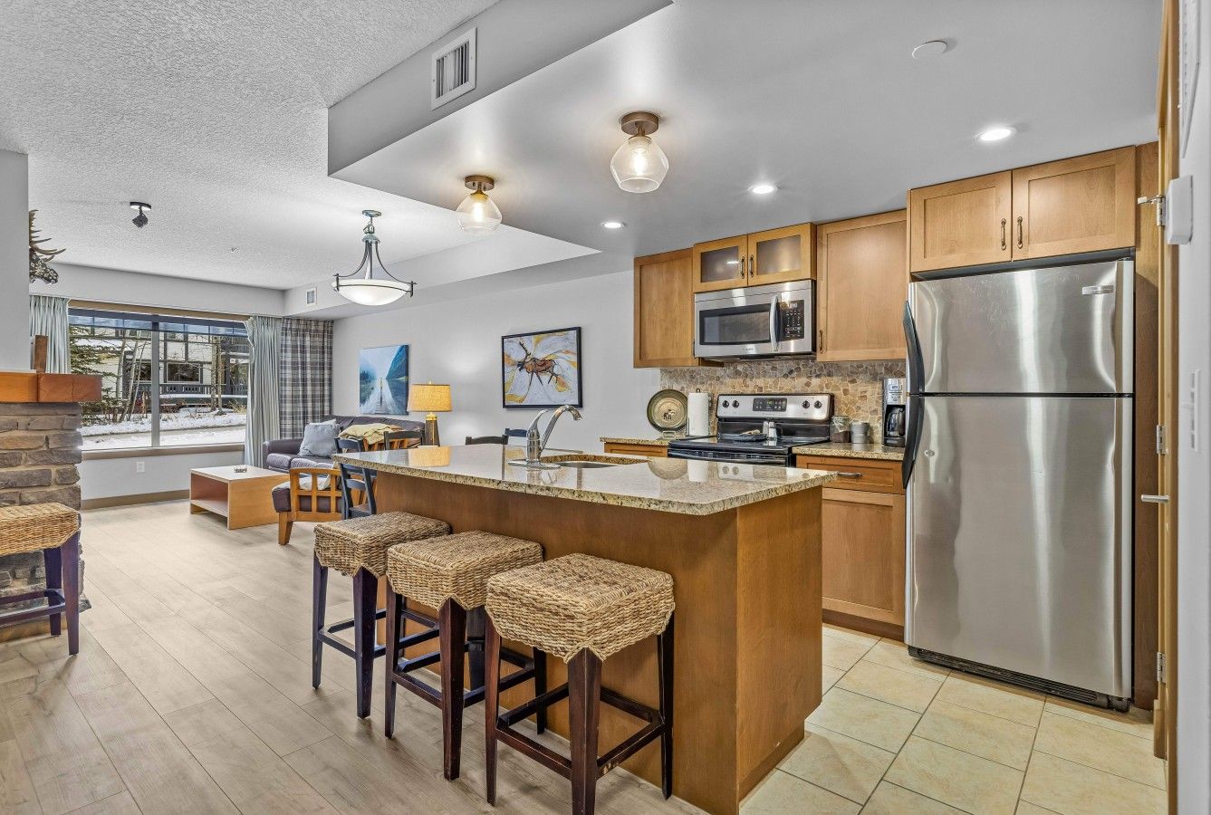 17-fully-equipped-kitchen-with-stainless-steel-appliances-and-breakfast-bar