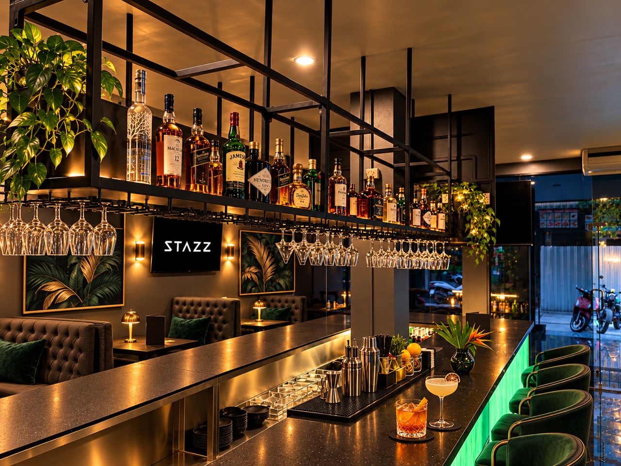 Una zona de bar con una variedad de botellas de licores, una pantalla de televisión y taburetes.