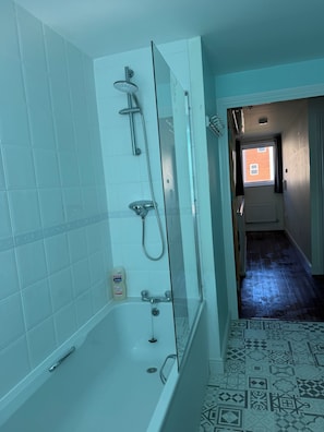 A bathroom with a glass-enclosed shower, a bathtub, and a toilet. - Zana's Apartment/6 beds / Near Train Station and Town Centre (Ipswich)