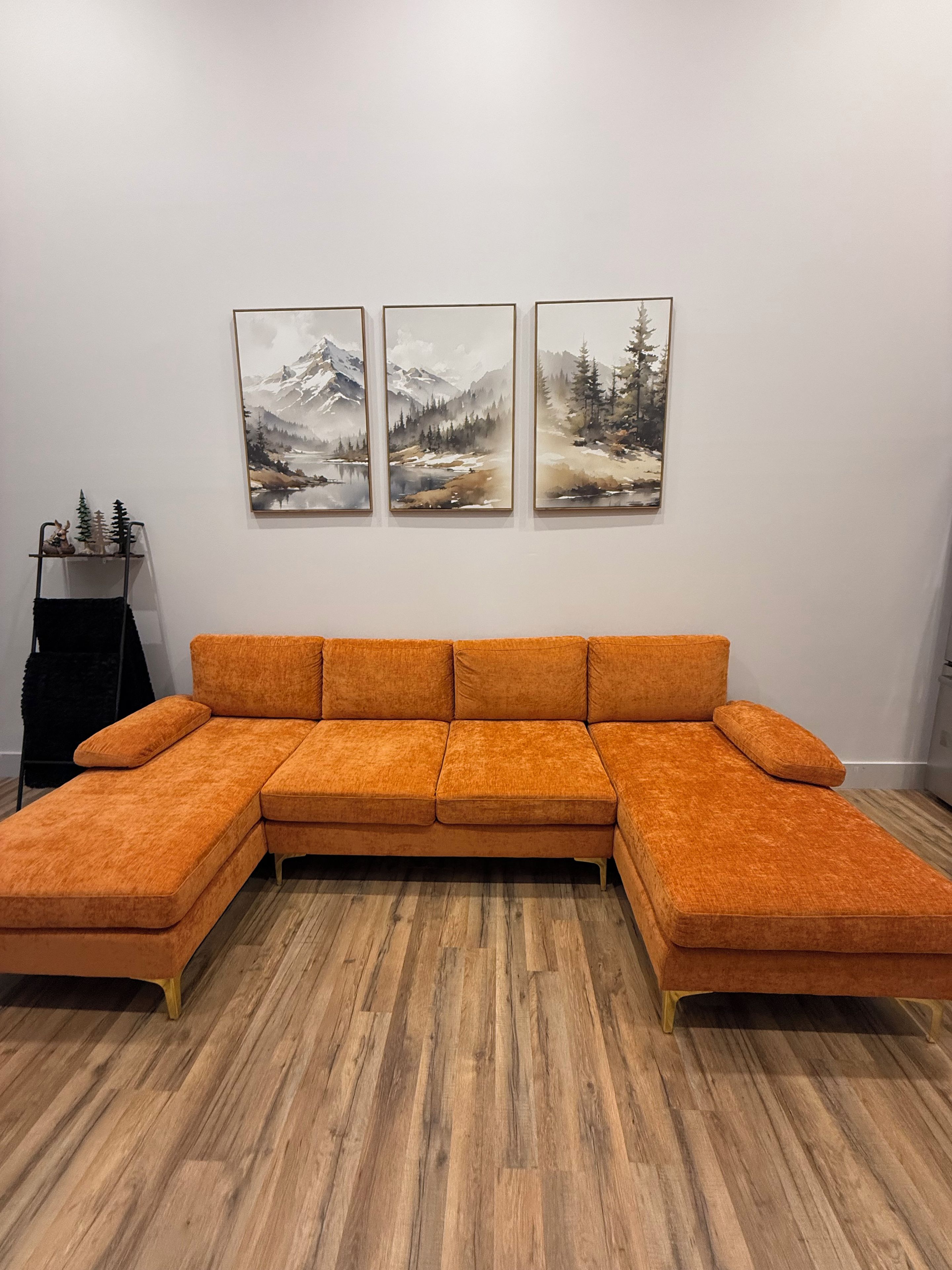 Un sofá modular sobre un suelo de madera clara.