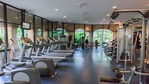 Ein Fitnessstudio mit Laufbändern, Kraftgeräten und Trainingsausrüstung.
