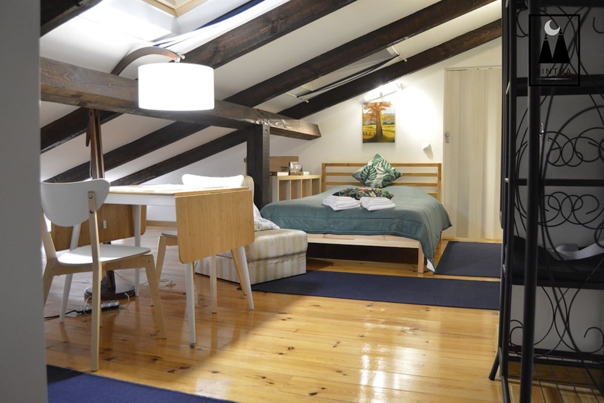 Un dormitorio con cama, escritorio y silla.