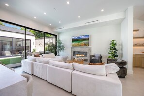 Living area - Atoll Lanai By Alora Reserve (Los Angeles)